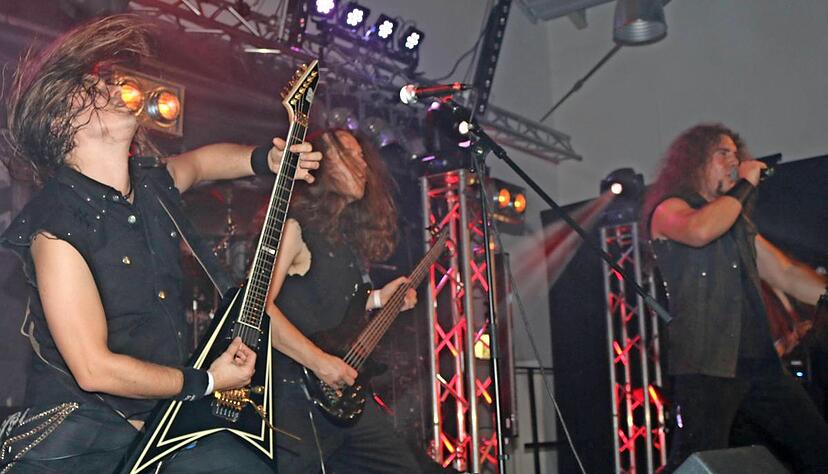 Die Heilbronner Band Circle of Silence heizte den Metal-Fans beim &quot;Blast of Eternity&quot; im Neckarsulmer Gleis drei ordentlich ein.Foto: Ute Plückthun