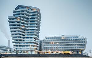 Das derzeitige Unilever-Haus in Hamburg gehört direkt an der Elbe zu den besten Adressen in der Hansestadt. Bald rücken wieder die Umzugswagen an.
Foto: ChristianSchd (CC BY-SA) Das derzeitige Unilever-Haus in Hamburg gehört direkt an der Elbe zu den besten Adressen in der Hansestadt. Bald rücken wieder die Umzugswagen an.
Foto: ChristianSchd (CC BY-SA)