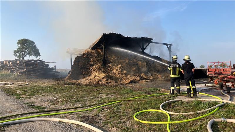 In der Scheune sind laut Polizeiangaben Stroh und landwirtschaftliche Geräte gelagert. In der Scheune sind laut Polizeiangaben Stroh und landwirtschaftliche Geräte gelagert.