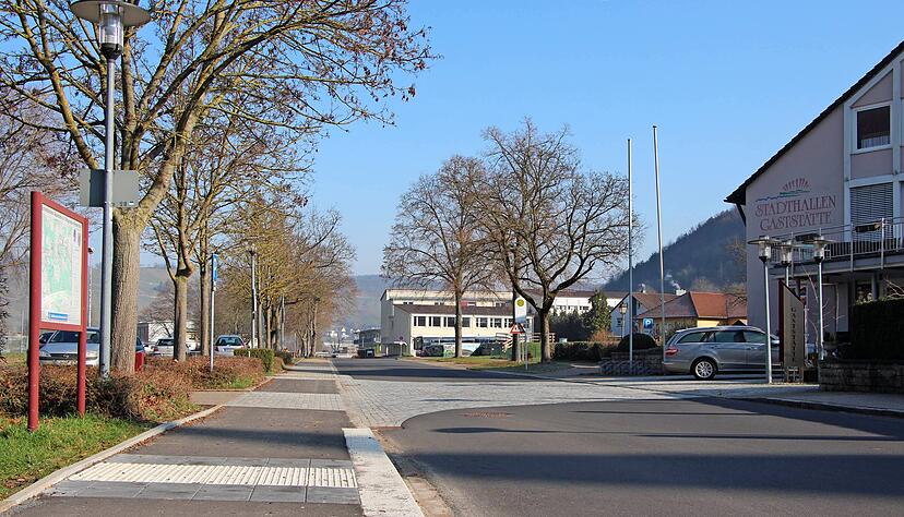 Im Bereich der Stadthalle ist der Brückenwiesenweg bereits gerichtet. Ein neuer Bushaltepunkt für Ferienzeiten ist auch entstanden. Im Bereich der Stadthalle ist der Brückenwiesenweg bereits gerichtet. Ein neuer Bushaltepunkt für Ferienzeiten ist auch entstanden.