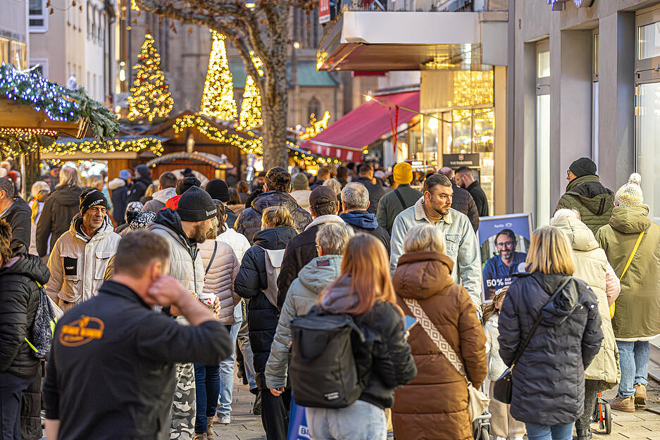 Gerade am Samstag des dritten Adventswochenendes war die Heilbronner Innenstadt stark besucht. Gerade am Samstag des dritten Adventswochenendes war die Heilbronner Innenstadt stark besucht.