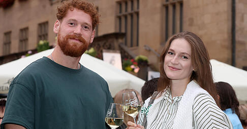 Das Heilbronner Weindorf erlebt in den ersten Tagen einen regelrechten Ansturm. Bis Samstagnacht dürften rund 100.000 Weinliebhaber das Fest besucht haben. Das Heilbronner Weindorf erlebt in den ersten Tagen einen regelrechten Ansturm. Bis Samstagnacht dürften rund 100.000 Weinliebhaber das Fest besucht haben.