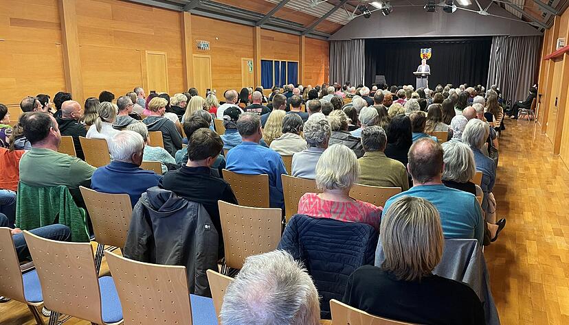 Das Interesse an den B&uuml;rgermeisterbewerbern ist gro&szlig;: Rund 200 B&uuml;rgerinnen und B&uuml;rger kamen zur &ouml;ffentlichen Kandidatenvorstellung in die Alter Kelter in L&ouml;wenstein.