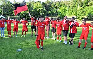 Geht doch: Der FVS Sulzfeld kann doch Relegation. Nach etlichen gescheiterten Versuchen schaffte das Team der Trainer Marco Sautter (Mitte) und Tobias Zakel den Sprung in die Kreisliga. Allerdings war das Spiel am Ende hinfällig. Geht doch: Der FVS Sulzfeld kann doch Relegation. Nach etlichen gescheiterten Versuchen schaffte das Team der Trainer Marco Sautter (Mitte) und Tobias Zakel den Sprung in die Kreisliga. Allerdings war das Spiel am Ende hinfällig.
