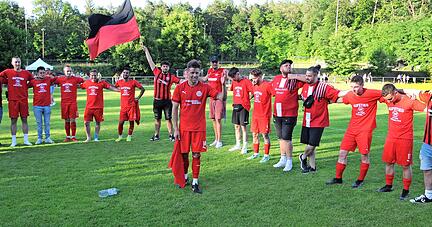 Geht doch: Der FVS Sulzfeld kann doch Relegation. Nach etlichen gescheiterten Versuchen schaffte das Team der Trainer Marco Sautter (Mitte) und Tobias Zakel den Sprung in die Kreisliga. Allerdings war das Spiel am Ende hinfällig.