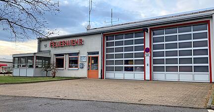 In direkter Nachbarschaft zum bereits bestehenden Feuerwehrhaus sollte der Neubau realisiert werden. Diese Pläne haben sich nun zerschlagen.
Foto: Archiv/Hofmann In direkter Nachbarschaft zum bereits bestehenden Feuerwehrhaus sollte der Neubau realisiert werden. Diese Pläne haben sich nun zerschlagen.
Foto: Archiv/Hofmann