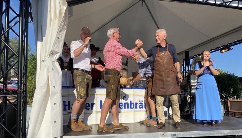 Mit zwei Schlägen wurde das Heilbronner Volksfest beim Fassanstich eröffnet. OB Harry Mergel und Innenminister Thomas Strobl halfen zusammen.