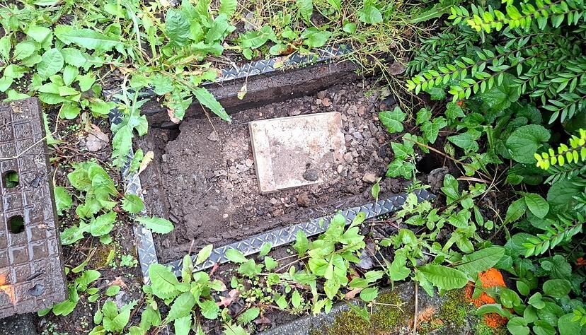 Einer der Gr&uuml;nde f&uuml;r eine defekte Stra&szlig;enbeleuchtung. Der Unterflurschacht ist durch Starkregen mit Dreck &uuml;berflutet.