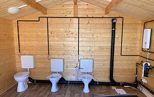 Noch fehlen in der Sanitärhütte die Trennwände für die WCs. Noch fehlen in der Sanitärhütte die Trennwände für die WCs.