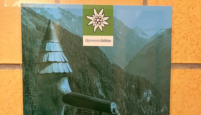 Ein Schild weist auf den Wassermangel in der Hütte hin Ein Schild weist auf den Wassermangel in der Hütte hin