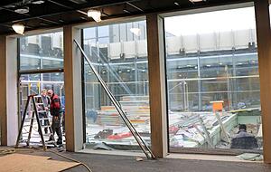 Auch am lichtdurchflutetem Atrium, der später zum Verweilen einlädt, wird derzeit noch kräftig gearbeitet.
