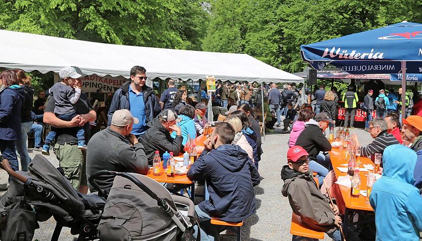 So war es vor Corona und so soll es wieder werden: Volle Hütte herrschte 2018 beim Maifest an der Chartaque zwischen Eppingen und Kleingartach. Die Gäste reizten den Getränkevorrat voll aus.
Foto: Archiv/Franz Theuer So war es vor Corona und so soll es wieder werden: Volle Hütte herrschte 2018 beim Maifest an der Chartaque zwischen Eppingen und Kleingartach. Die Gäste reizten den Getränkevorrat voll aus.
Foto: Archiv/Franz Theuer