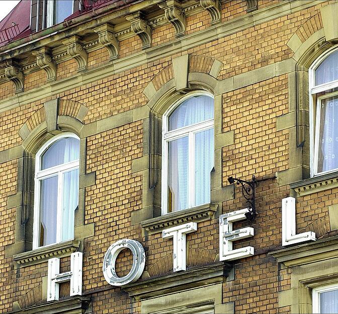 Das Foto aus dem Jahr 2004 zeigt die Klinkerfassade und die in die Jahre gekommene Hotel-Leuchtschrift. Das Foto aus dem Jahr 2004 zeigt die Klinkerfassade und die in die Jahre gekommene Hotel-Leuchtschrift.