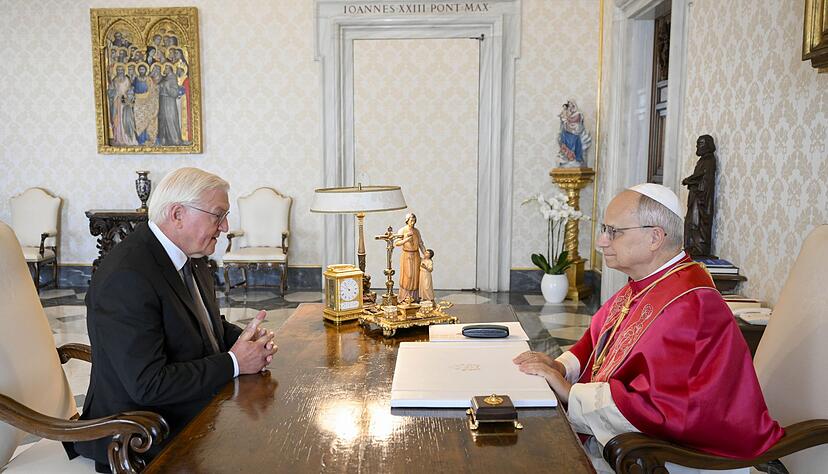 Steinmeier lädt den Papst zu Besuch nach Deutschland ein. Steinmeier lädt den Papst zu Besuch nach Deutschland ein.