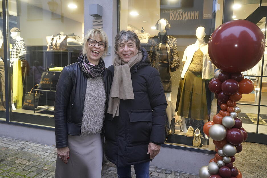 Besucher trotzen dem Nieselregen und genießen das Markttreiben. Besucher trotzen dem Nieselregen und genießen das Markttreiben.
