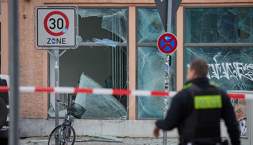 Durch eine starke Explosion gingen vor einem Jahr im Berliner Stadtteil Sch&ouml;neberg viele Fensterscheiben zu Bruch (Archivbild).