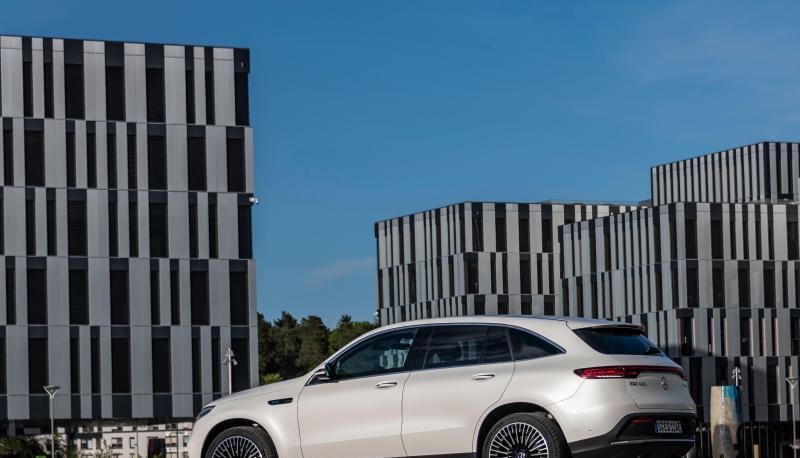 Noch hat es der Mercedes EQC schwer, mit Konkurrenten wie dem Audi E-Tron oder dem Tesla Model X mitzuhalten. Vor allem das Platzproblem im Inneren ist nicht ganz gel&ouml;st.