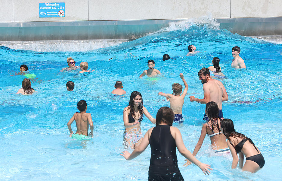 Ein Highlight im Solefreibad Bad Friedrichshall ist das Wellenbecken.