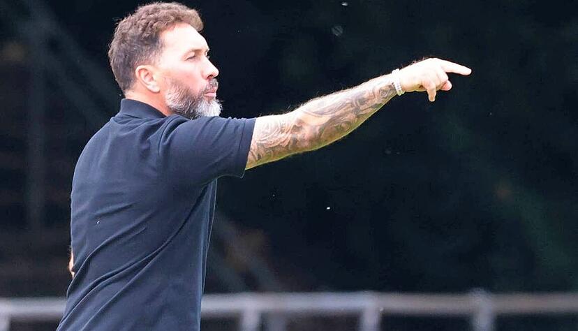 &Ouml;hringens Trainer Tobias Weis war mit dem Auftritt seiner Mannschaft in Schorndorf zufrieden. Die Landesliga-Partie endete 1:1.
Foto: Marc Schmerbeck