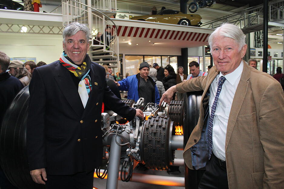 An Bremsen des Fahrwerks: Museumspräsident Hermann Layher (links) und Jean-Louis Chatelain, der die Concorde zum Baden-Airpark flog. Fotos: Simon Gajer