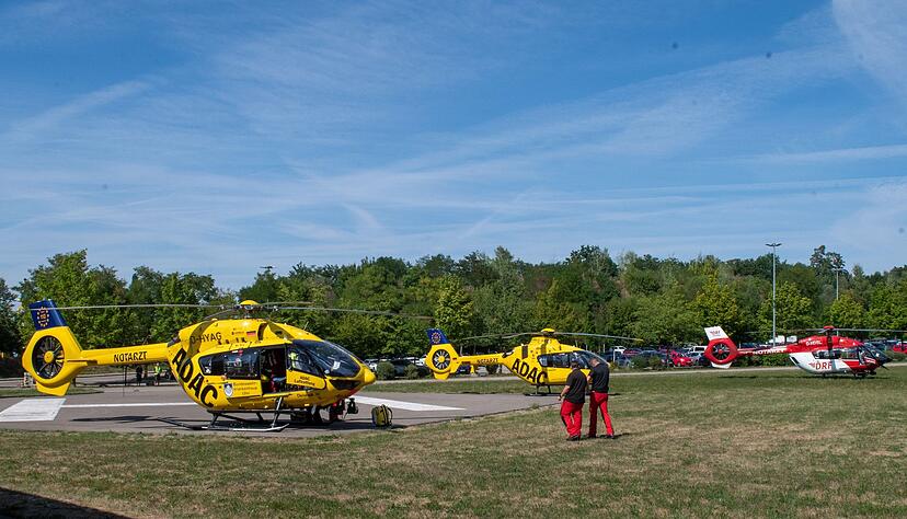 Rettungshubschrauber auf einem Feld in der N&auml;he von Legoland.