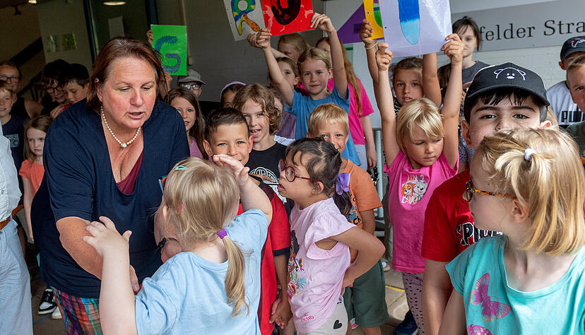 Die Kinder haben Ministerin Theresa Schopper zur Begrüßung Lieder gesungen. Die Kinder haben Ministerin Theresa Schopper zur Begrüßung Lieder gesungen.