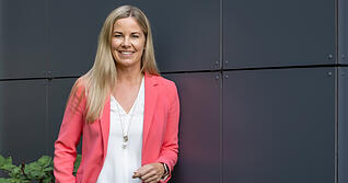 "Wie ich auf andere wirke, ist eine entscheidende Frage", sagt Knigge-Expertin Carolin Lüdemann. Und was den Dresscode angeht, laute die Devise: mehr Stoff, mehr Seriosität, mehr Autorität. "Wie ich auf andere wirke, ist eine entscheidende Frage", sagt Knigge-Expertin Carolin Lüdemann. Und was den Dresscode angeht, laute die Devise: mehr Stoff, mehr Seriosität, mehr Autorität.