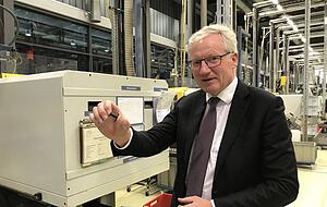 B&uuml;rkert-Gesch&auml;ftsf&uuml;hrer Heribert Rohrbeck mit einem kleinen Spulenk&ouml;rper, den sein Team und er vor 30 Jahren entwickelt haben. Heute ist es Massenware, die zu Hunderttausenden hergestellt wird.