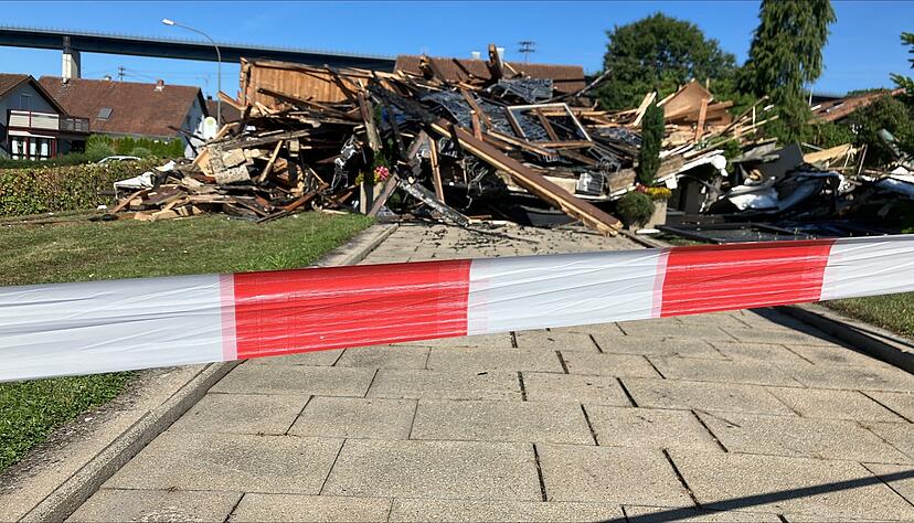 Am Sonntag lässt sich das Ausmaß erkennen: Von der Kirche St. Josef in Widdern sind nur noch Brandreste übrig geblieben.
