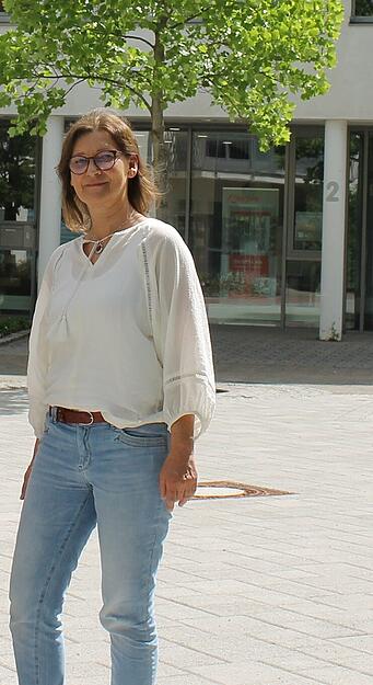 Katharina Breig, Leiterin der Gemeindebücherei Obersulm:
In Obersulm habe ich keine Sorge. Ich bin vor vier Jahren von Heilbronn hierhergezogen. Aber ich habe mich schon immer etwas unsicher gefühlt in der Dunkelheit. Schon als 13-Jährige, als ich eine halbe Stunde Schulweg ins Gymnasium hatte. Vor 40 Jahren hatte ich das gleiche Unwohlsein wie heute auf der Straße, wenn ich allein unterwegs bin und wenn man Männern begegnet. Als Frau habe ich immer wieder brenzlige Situationen erlebt. Mit 22 Jahren habe ich mir Hilfe gesucht und zwei Taekwondo-Kurse gemacht. Damit wusste ich, wie ich mich verteidigen muss. Katharina Breig, Leiterin der Gemeindebücherei Obersulm:
In Obersulm habe ich keine Sorge. Ich bin vor vier Jahren von Heilbronn hierhergezogen. Aber ich habe mich schon immer etwas unsicher gefühlt in der Dunkelheit. Schon als 13-Jährige, als ich eine halbe Stunde Schulweg ins Gymnasium hatte. Vor 40 Jahren hatte ich das gleiche Unwohlsein wie heute auf der Straße, wenn ich allein unterwegs bin und wenn man Männern begegnet. Als Frau habe ich immer wieder brenzlige Situationen erlebt. Mit 22 Jahren habe ich mir Hilfe gesucht und zwei Taekwondo-Kurse gemacht. Damit wusste ich, wie ich mich verteidigen muss.