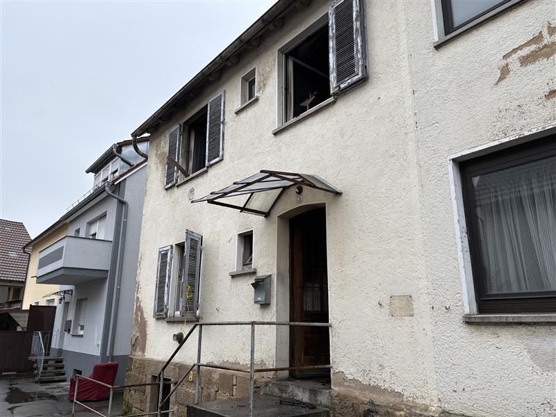 Wie es zu dem Brand im Haus kam, ist noch unklar. Es gibt bisher keine Hinweise auf Brandstiftung.