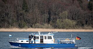 Wegen des Unfalls war die Wasserschutzpolizei im Einsatz. (Symbolbild)
