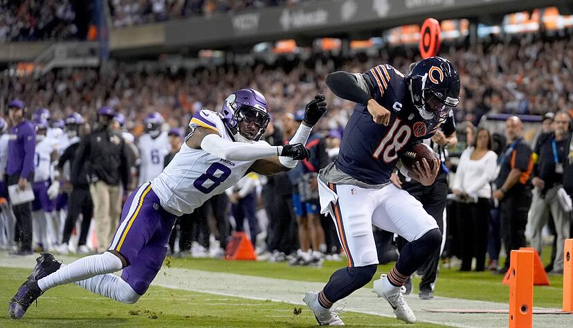 Für Caleb Williams (r) und die Bears lief es lange gut - bis ihnen die Partie aus den Fingern glitt.