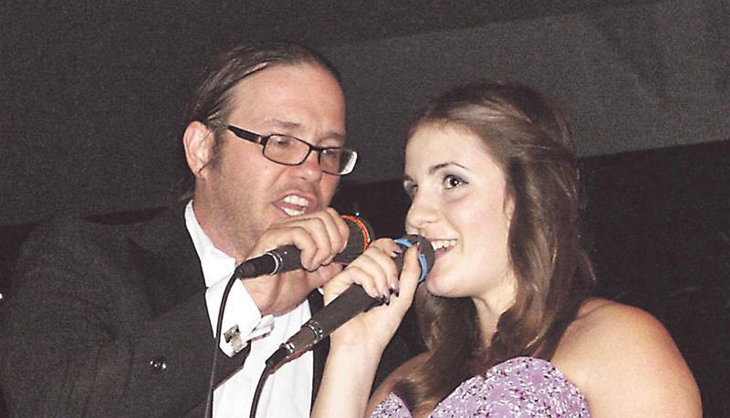 Alexander Kranich geh&ouml;rt zu den Gala.Machern. Zusammen mit Lydia Zikeli sang der Lehrer "Time to say goodbye".
Fotos: Claudia Burkert-Ankenbrand