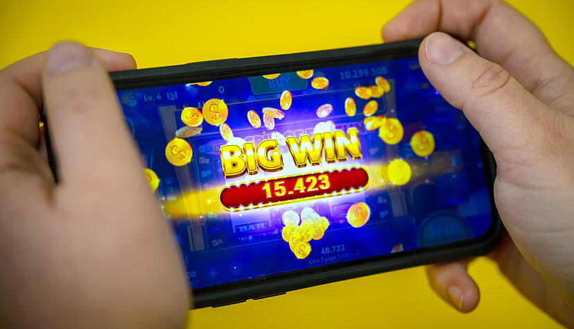 In vielen Handyspielen gibt es sogenannte Lootboxen: Schatztruhen, aus denen Spieler zufällige Gegenstände erhalten können. Die Lootboxen können mit Echtgeld gekauft werden. Verbraucherschützer stufen das als Glücksspiel ein. In vielen Handyspielen gibt es sogenannte Lootboxen: Schatztruhen, aus denen Spieler zufällige Gegenstände erhalten können. Die Lootboxen können mit Echtgeld gekauft werden. Verbraucherschützer stufen das als Glücksspiel ein.