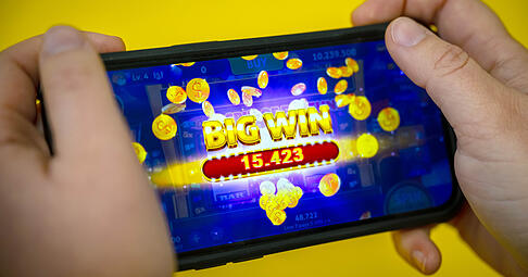 In vielen Handyspielen gibt es sogenannte Lootboxen: Schatztruhen, aus denen Spieler zuf&auml;llige Gegenst&auml;nde erhalten k&ouml;nnen. Die Lootboxen k&ouml;nnen mit Echtgeld gekauft werden. Verbrauchersch&uuml;tzer stufen das als Gl&uuml;cksspiel ein.