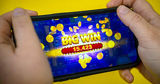 In vielen Handyspielen gibt es sogenannte Lootboxen: Schatztruhen, aus denen Spieler zufällige Gegenstände erhalten können. Die Lootboxen können mit Echtgeld gekauft werden. Verbraucherschützer stufen das als Glücksspiel ein.