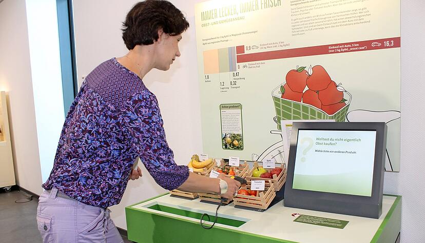 Die DBU-Projektleiterin Verena Menz vor einer ihrer Lieblingsstationen der Sonderausstellung "ÜberLebensmittel". Die DBU-Projektleiterin Verena Menz vor einer ihrer Lieblingsstationen der Sonderausstellung "ÜberLebensmittel".