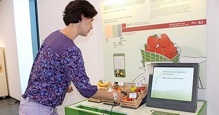 Die DBU-Projektleiterin Verena Menz vor einer ihrer Lieblingsstationen der Sonderausstellung "ÜberLebensmittel". Die DBU-Projektleiterin Verena Menz vor einer ihrer Lieblingsstationen der Sonderausstellung "ÜberLebensmittel".