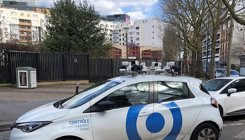 Ein Scan-Auto überprüft, ob für abgestellte Autos die Parkgebühren bezahlt wurden. Ein Scan-Auto überprüft, ob für abgestellte Autos die Parkgebühren bezahlt wurden.