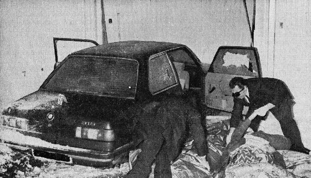 Am 17. Januar 1982 werden drei Exil-Jugoslawen in diesem grünen BMW getötet. Ermittler der späteren Sonderkommission &quot;Untergruppenbach&quot; untersuchen den Tatort. Der Verdacht fällt auf den jugoslawischen Geheimdienst.Foto: Archiv/Kupferschmied