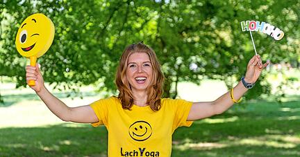 Die Neckarsulmerin Yasmin Eisenblätter ist glücklich, und das Gefühl teilt sie beim Lachyoga gern mit anderen.
Foto: Mario Berger