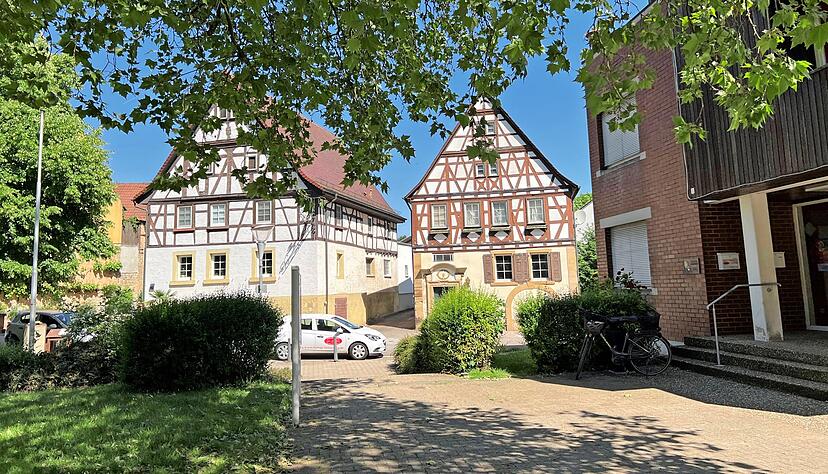 Das Alte Rathaus in Stebbach (Mitte) ist eines der wenigen historischen Gebäude, über die die Gemeinde Gemmingen verfügt. Es soll in Etappen saniert werden. Los geht"s bei der Fassade.
Fotos: Ulrike Plapp-Schirmer Das Alte Rathaus in Stebbach (Mitte) ist eines der wenigen historischen Gebäude, über die die Gemeinde Gemmingen verfügt. Es soll in Etappen saniert werden. Los geht"s bei der Fassade.
Fotos: Ulrike Plapp-Schirmer
