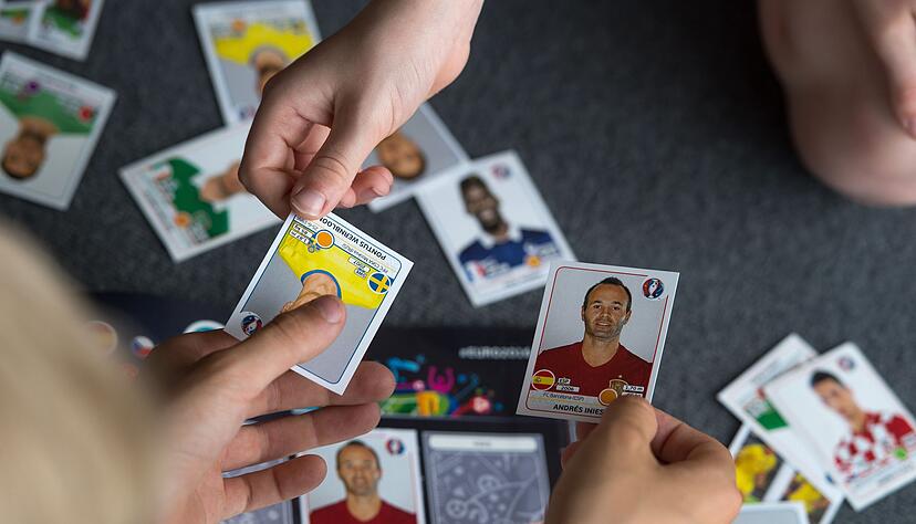 Bildchen tauschen f&uuml;rs Sticker-Album. Wer da seltene Stars hat, steht hoch im Kurs. Das Tauschen kann f&uuml;r Streit sorgen, f&ouml;rdert aber auch die Kommunikationsf&auml;higkeit bei Kindern.