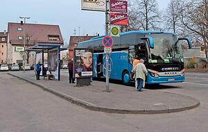 Am Busbahnhof in der Heilbronner Karlstra&szlig;e suchen Reisende vergeblich nach einer &ouml;ffentlichen Toilette, zum Leidwesen von Anliegern. Foto:Dennis Mugler