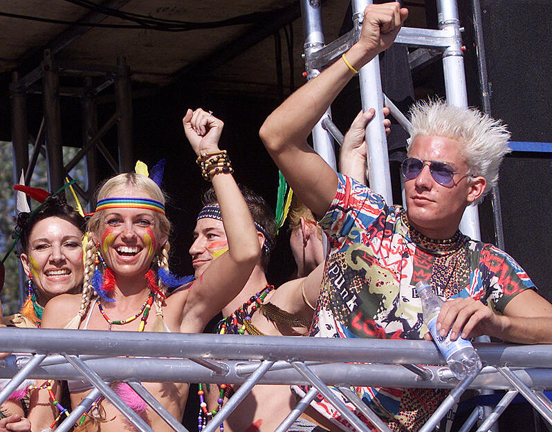 Auf einer Strecke von 3,5 Kilometern raven rund 10 000 im House-Parade-Fieber von der Wollhausstraße bis zum Frankenstadion.  2001 findet die Abschlussparty erstmalig  im städtischen Stadion statt.