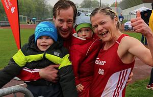 Zehn-Kilometer-Siegerin Veronica Hähnle-Pohl mit Familie. Zehn-Kilometer-Siegerin Veronica Hähnle-Pohl mit Familie.