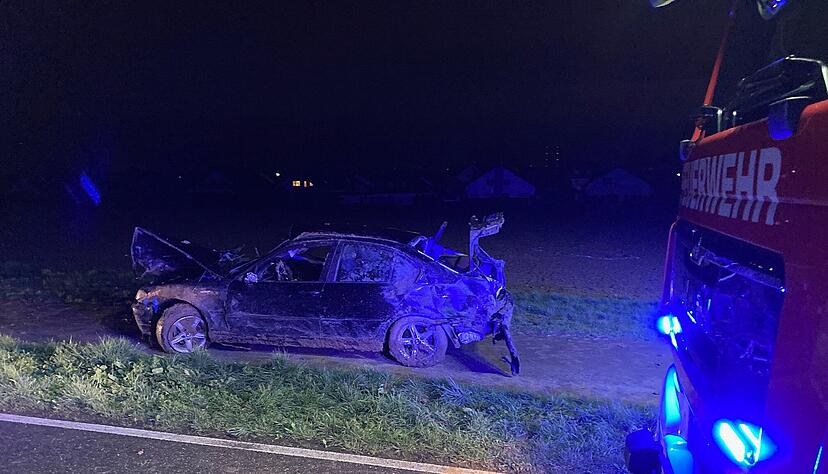 Der BMW überschlug sich und landete in einem Acker.