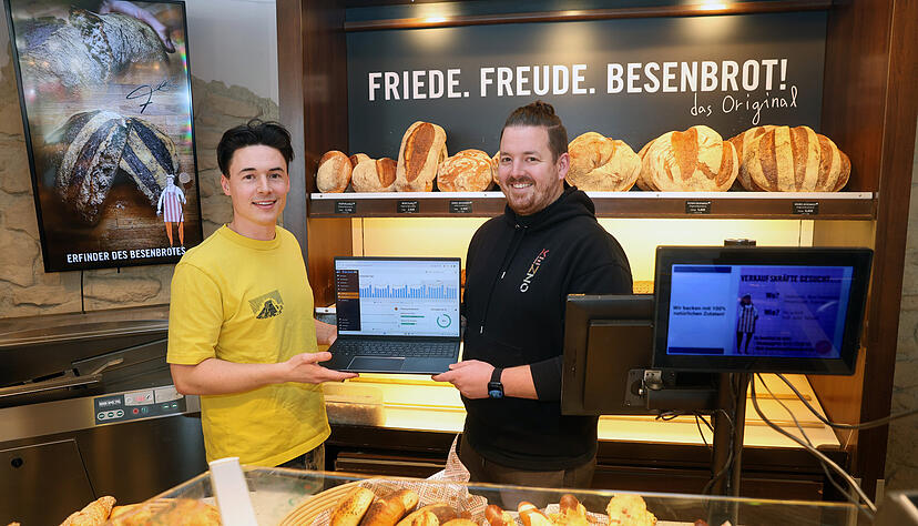 Dank der "B&auml;ckerAI" k&ouml;nnen Louis F&uuml;ger (l.) und Felix Gosch sehr genau berechnen, wie viele Brote und Brezeln in den F&ouml;rch-Filialen gebraucht werden. 
Foto: Ralf Seidel