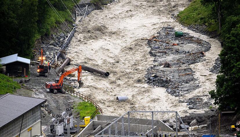 In den Schweizer Kantonen Graubünden und Wallis gab es zahlreiche Gewitter und heftige Niederschläge, Hochwasser und einen Bergsturz. In den Schweizer Kantonen Graubünden und Wallis gab es zahlreiche Gewitter und heftige Niederschläge, Hochwasser und einen Bergsturz.